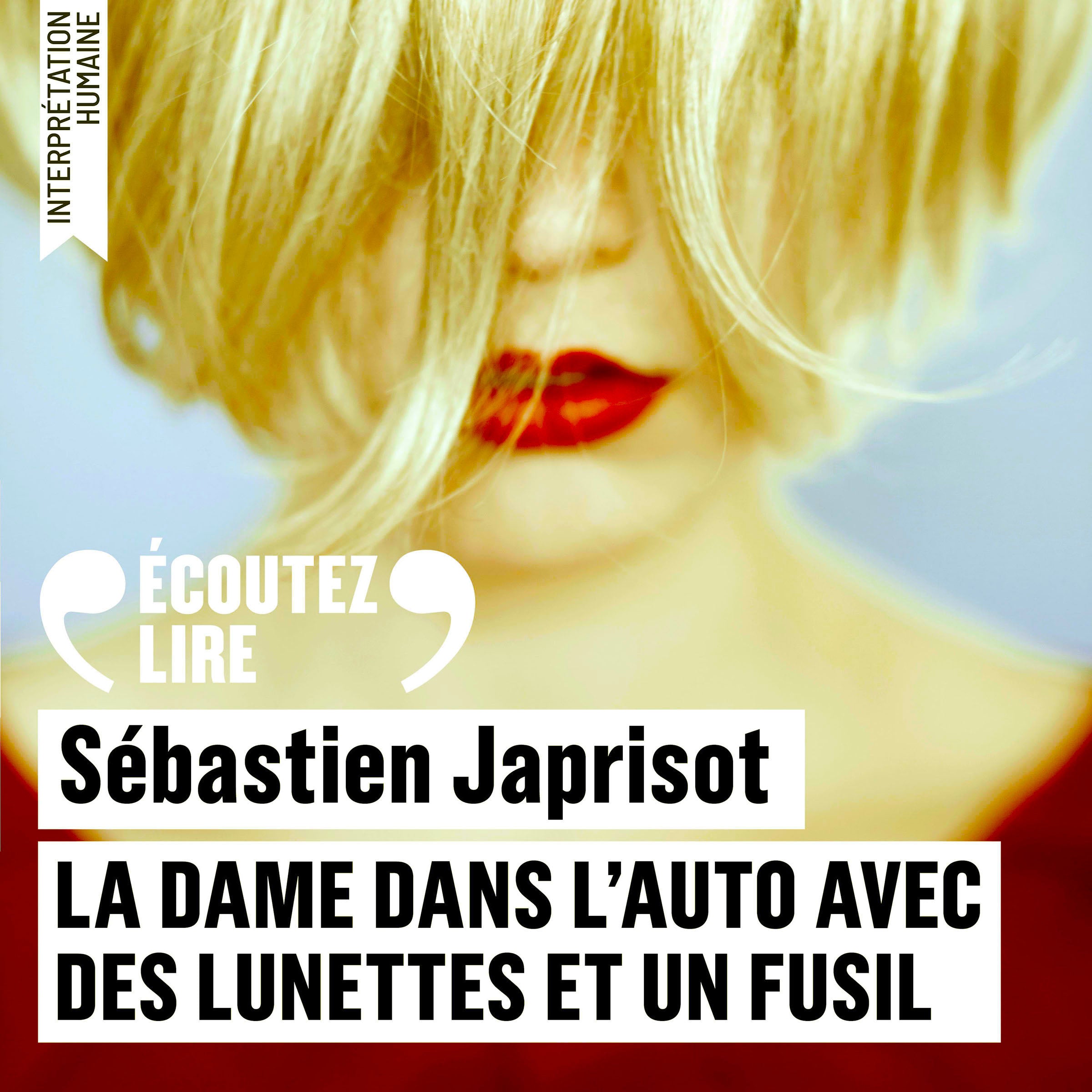 La dame dans l'auto avec des lunettes et un fusil